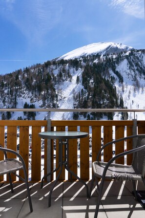 Apartment (C) | 阳台