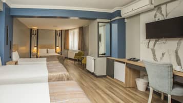 Classic-Vierbettzimmer | Schreibtisch, laptopgeeigneter Arbeitsplatz, schallisolierte Zimmer