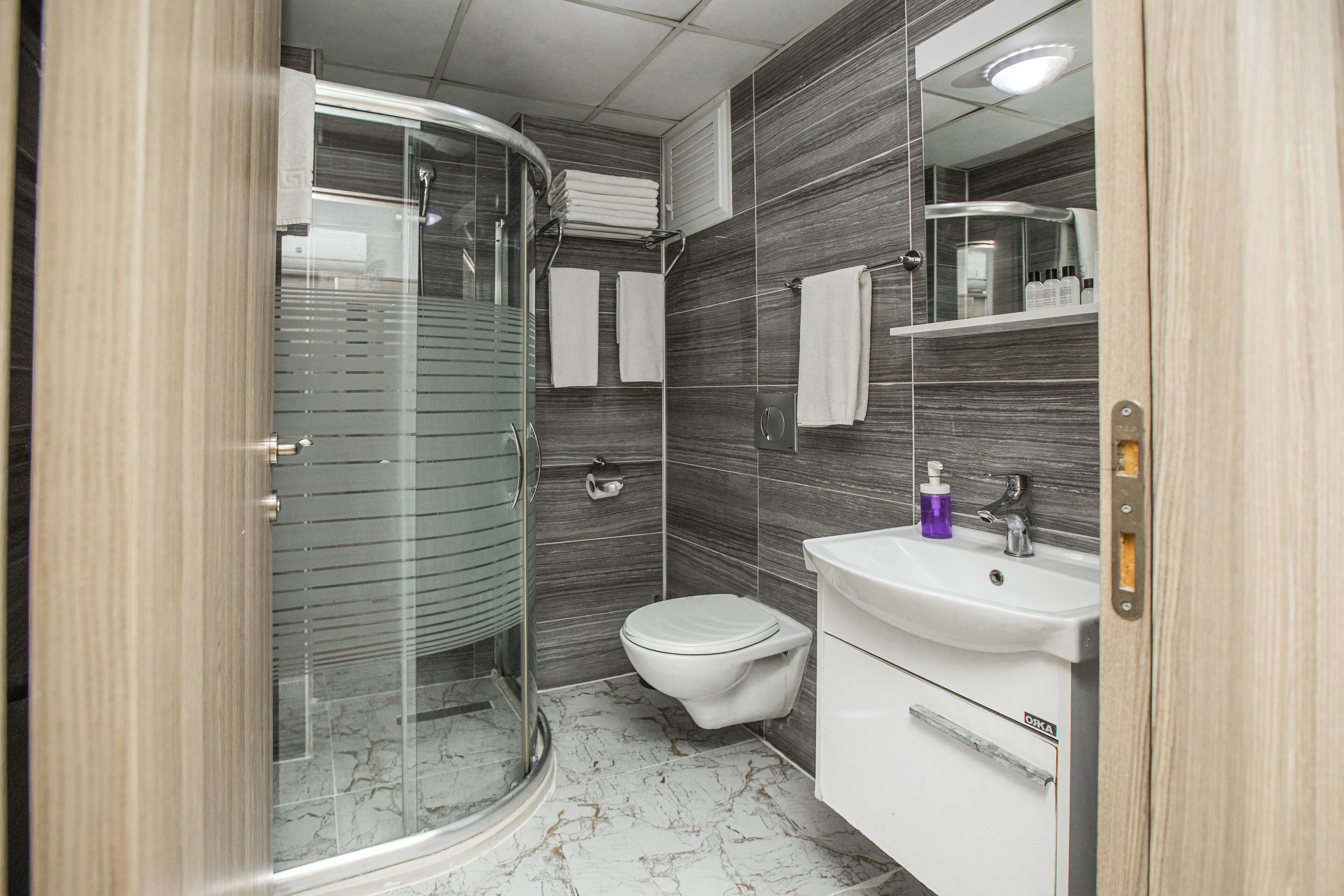 Kamar Triple Ekonomi, 3 Tempat Tidur Twin, Bebas Asap Rokok | Kamar mandi | Shower, perlengkapan mandi gratis, pengering rambut, dan sandal