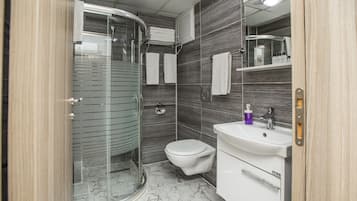 Economy Triple Room, 3 Twin Beds, Non Smoking | Bathroom | Shower, free toiletries, hair dryer, slippers