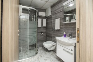 Economy Triple Room, 3 Single Beds, Non Smoking | Bathroom | Shower, free toiletries, hair dryer, slippers