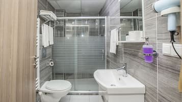 Habitación familiar, varias camas | Baño | Ducha, artículos de higiene personal gratuitos y secador de pelo