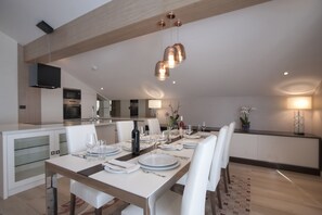 Presidential-Penthouse, 2 Schlafzimmer, Balkon, Meerseite | Essbereich im Zimmer