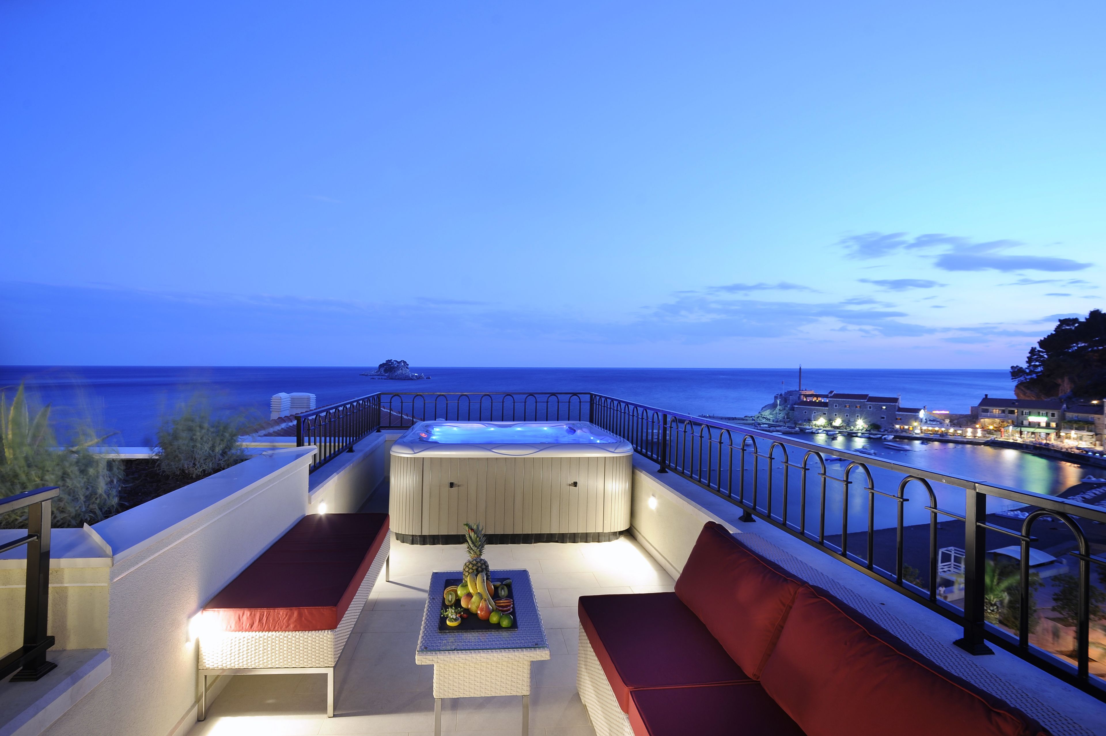 presidential penthouse, 2 bedrooms, balcony, sea facing | outdoor spa tub
