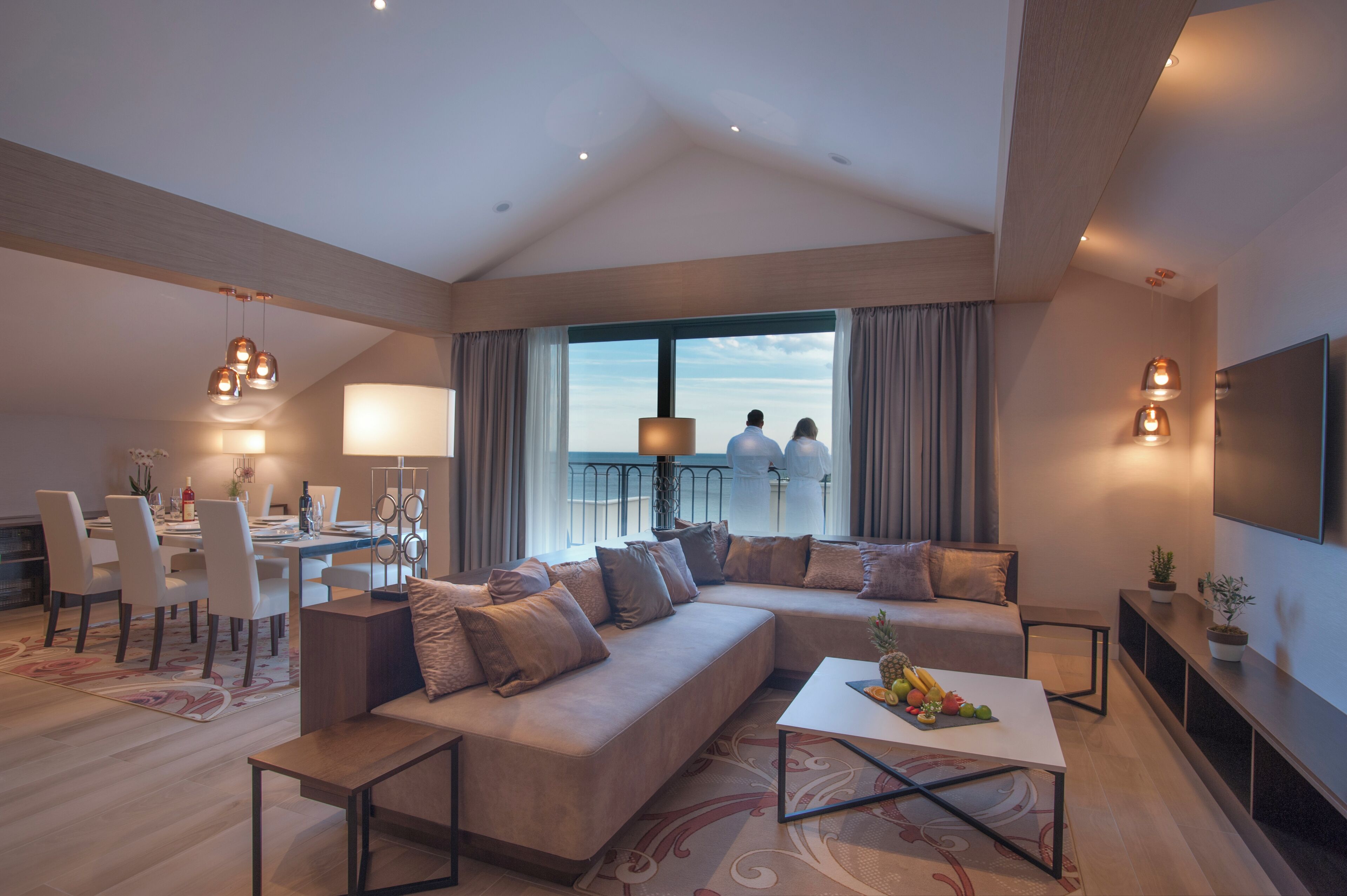 Ático presidencial, 2 habitaciones, balcón, mirando al mar | Ropa de cama de alta calidad, minibar, caja fuerte y escritorio