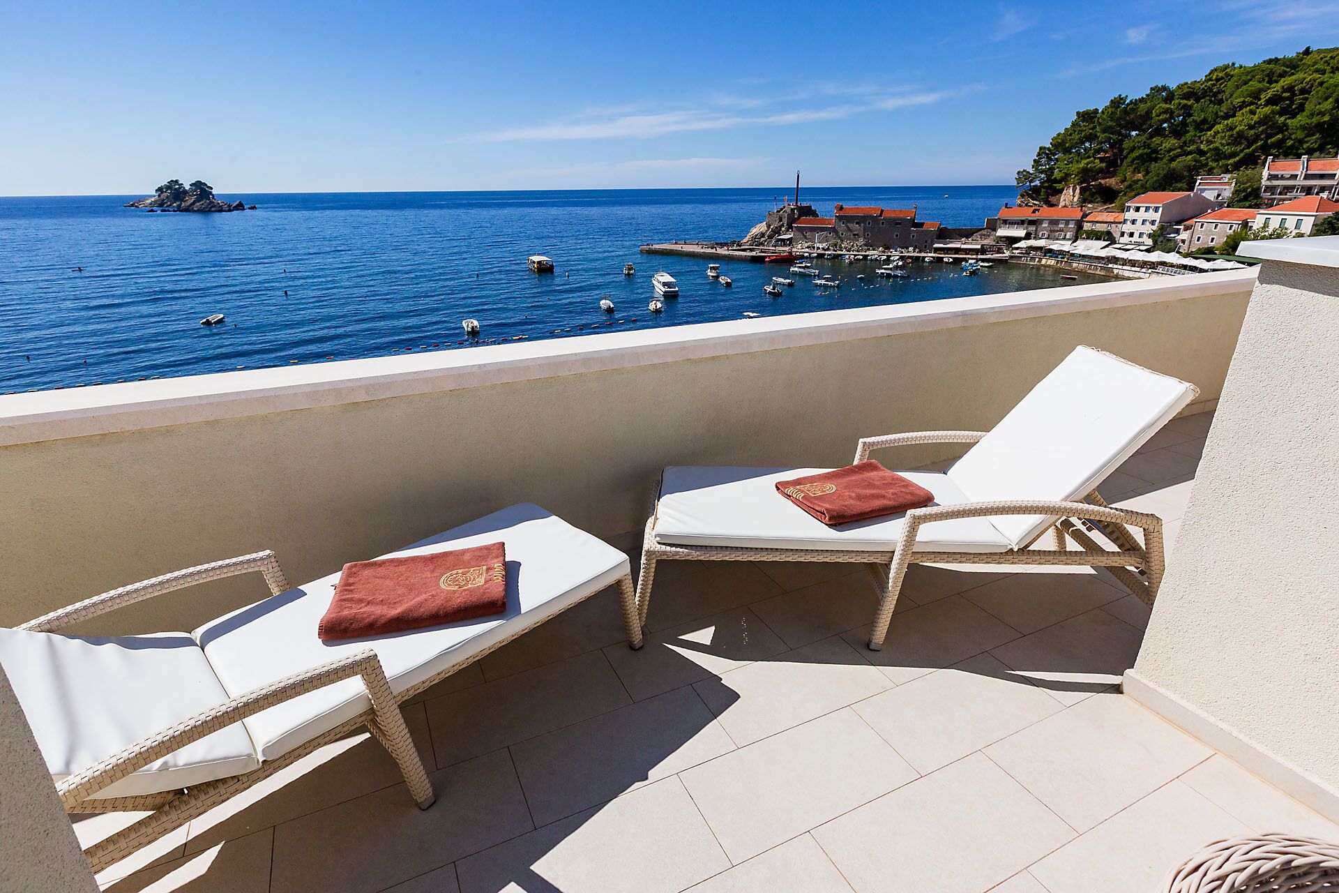 Deluxe suite, 2 slaapkamers, terras, uitzicht op zee | Uitzicht vanaf balkon