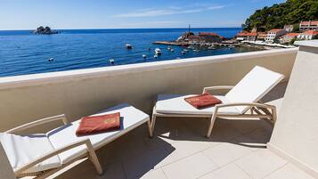 Deluxe suite, 2 slaapkamers, terras, uitzicht op zee | Uitzicht vanaf balkon