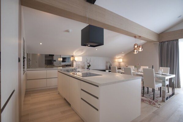 Presidentiële penthouse, 2 slaapkamers, balkon, uitzicht op zee | Privékeuken