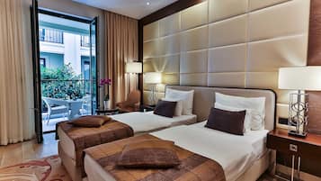 Standard Double or Twin Room, Balcony, Atrium view | Hochwertige Bettwaren, Minibar, Zimmersafe, Schreibtisch