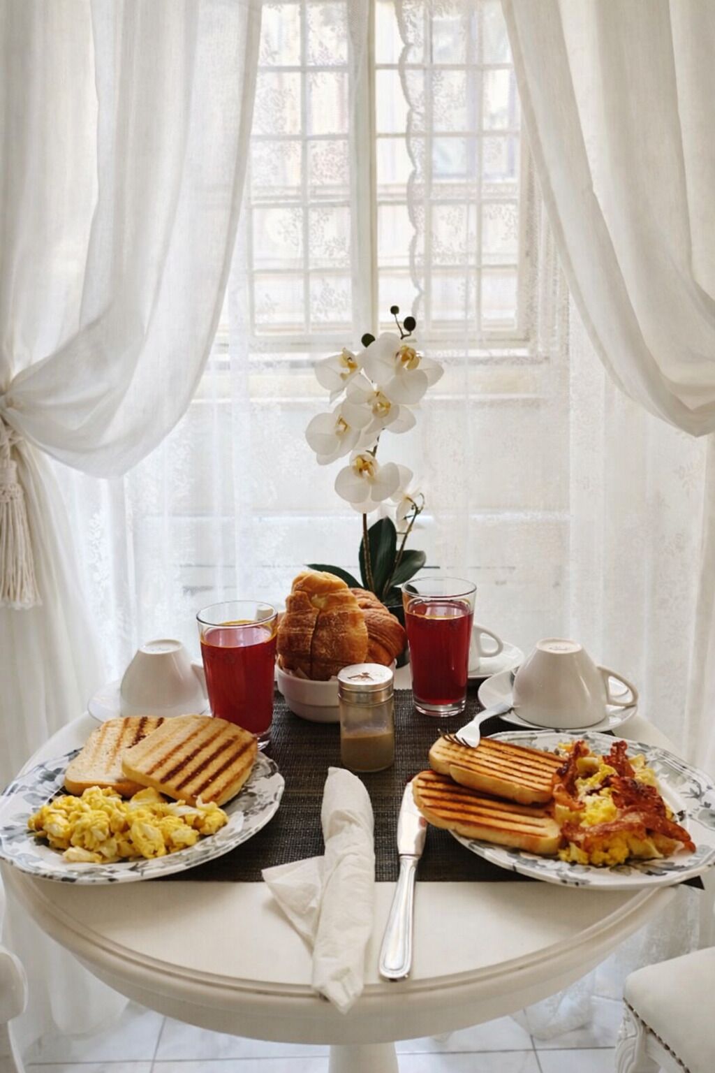 Deluxe Room, 1 Queen Bed (King) | Living area | 55-inch flat-screen TV with digital channels, TV, fireplace