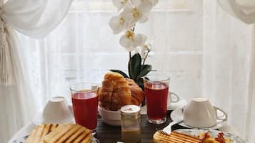 Deluxe Room, 1 Queen Bed (King) | Living area | 55-inch flat-screen TV with digital channels, TV, fireplace