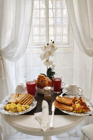 Deluxe-huone, 1 keskisuuri parisänky (King) | Oleskelualue | Taulutelevisio, takka, Netflix