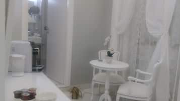 Deluxe Room (Queen) | Egyptian cotton sheets, premium bedding, down comforters