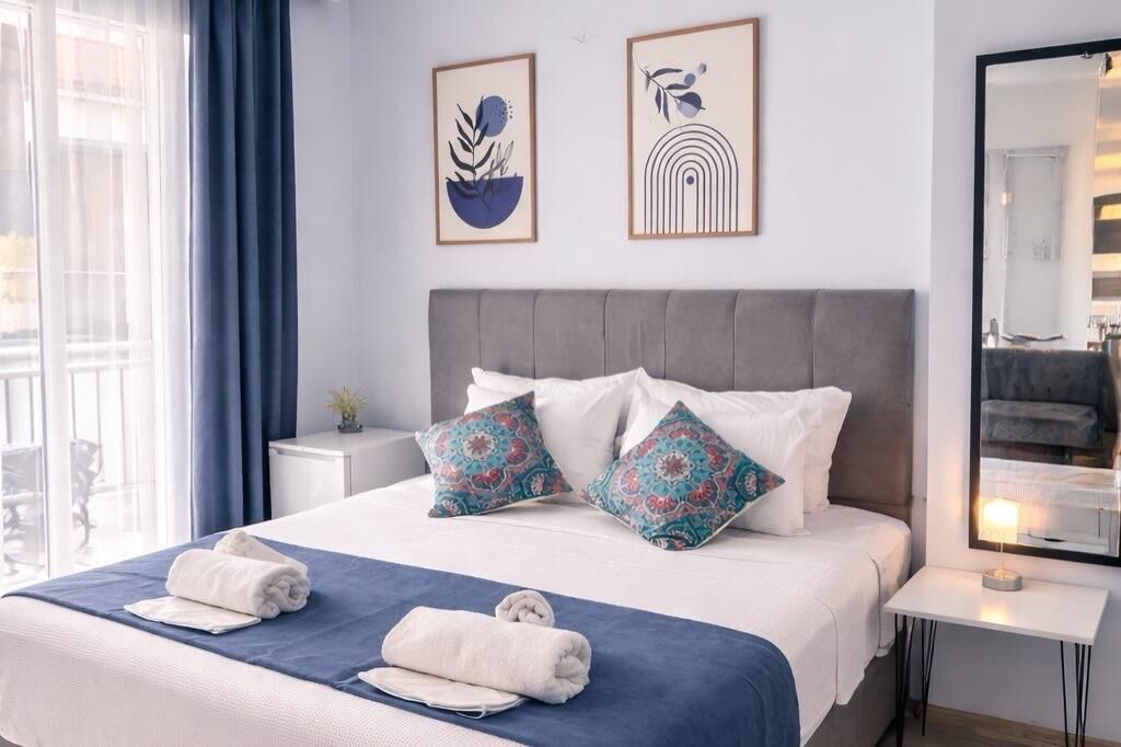 Deluxe driepersoonskamer, 1 slaapkamer, niet-roken, gedeeltelijk uitzicht op zee | Een bureau, geluiddichte muren, gratis babybedden, gratis wifi