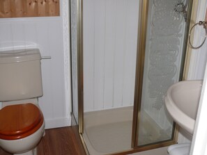 Family Apartment, 2 Bedrooms (1st floor) | Bathroom | Shower, hair dryer, towels - Cleveland Court Apartments (Blackpool)