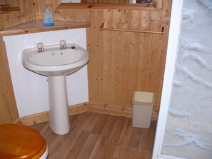 Bathroom - Cleveland Court Apartments (Blackpool)