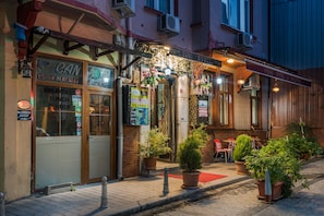Property entrance - Yeni Hotel (Istanbul)