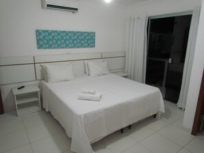Espacio para trabajar con laptop y cortinas blackout 