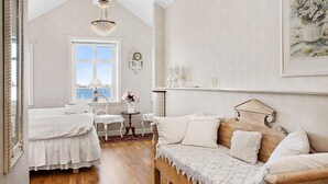 تجهيزات عازلة للصوت وواي فاي مجانًا وملاءات أسرّة