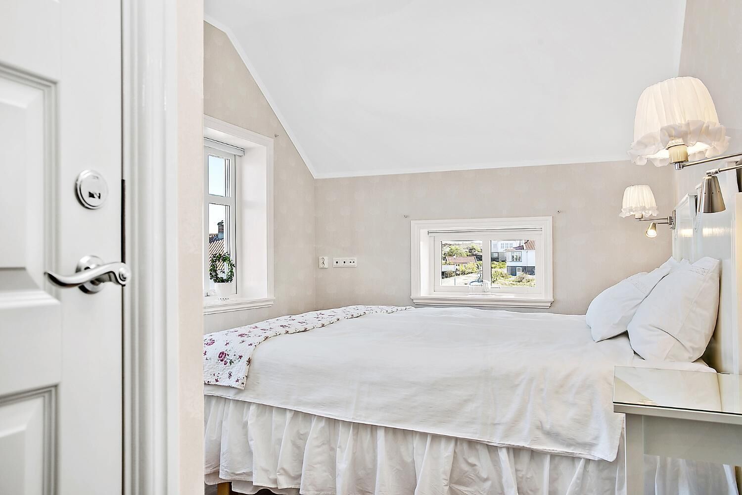 soundproofing, cots/infant beds, free wifi, bed sheets