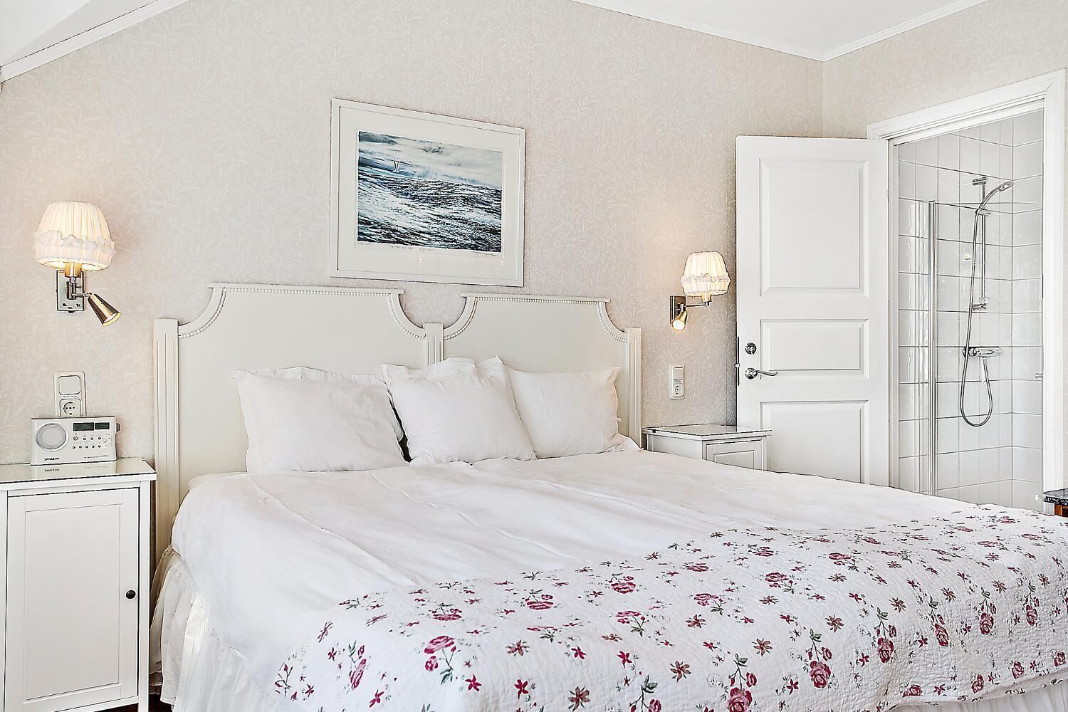 soundproofing, cots/infant beds, free wifi, bed sheets