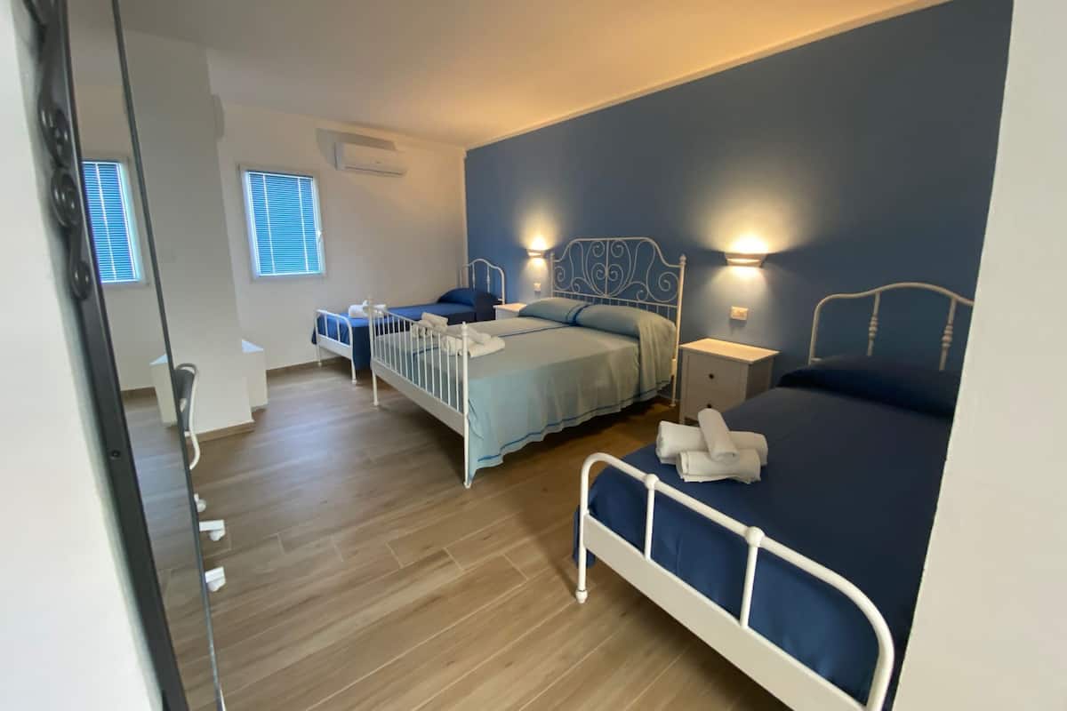 Superior vierpersoonskamer | 1 slaapkamer, luxe beddengoed, een minibar, een bureau