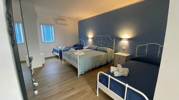 Quarto quádruplo superior | 1 quarto, roupas de cama premium, frigobar, escrivaninha