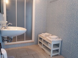 Habitación con 1 cama matrimonial o 2 individuales (ground floor) | Ropa de cama de alta calidad, minibar, escritorio y insonorización 