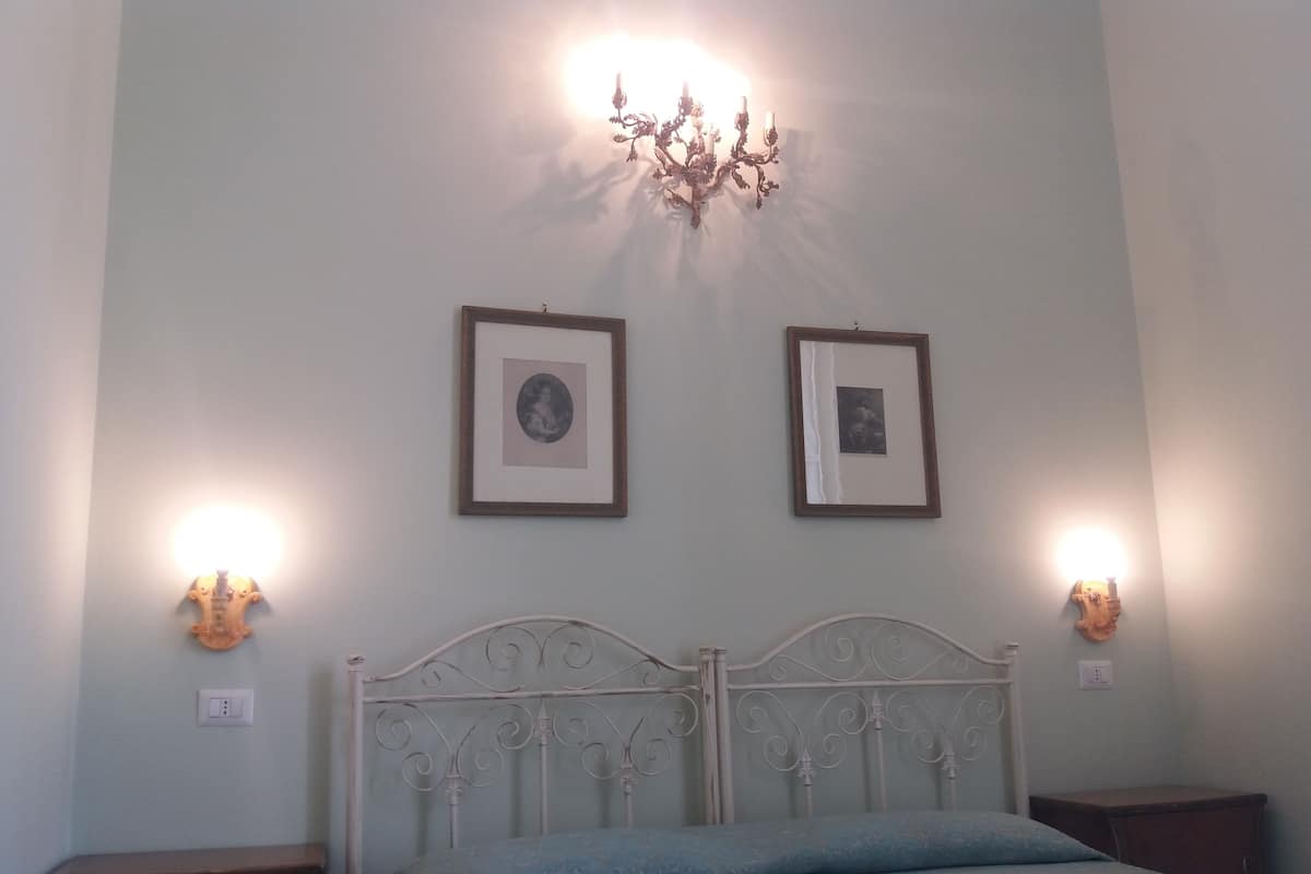 Eenvoudige kamer, 1 slaapkamer | 1 slaapkamer, luxe beddengoed, een minibar, een bureau