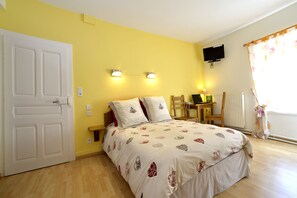 Standard Triple Room | Desk, free WiFi - Auberge des 3 Ponts (Cusance)