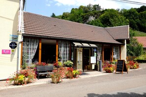 ด้านหน้าที่พัก