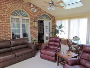 Tabla de planchar con plancha, wifi gratis y ropa de cama