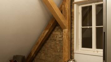 Lemari es, microwave, kompor, dan mesin pembuat kopi/teh