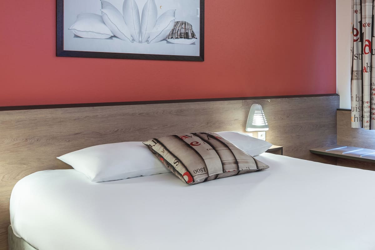 desk, soundproofing, free wifi, wheelchair access