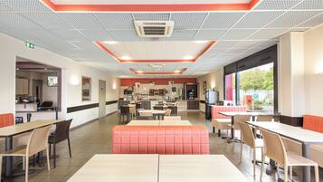 Petit déjeuner buffet (9.90 EUR par personne)