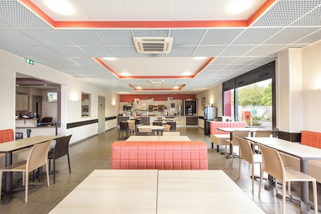 Colazione a buffet a pagamento, servita tutte le mattine . ACE Hôtel Chartres