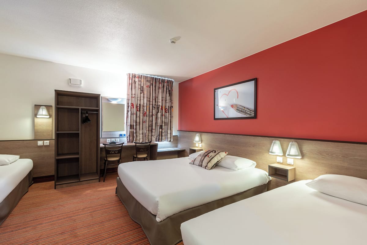 Desk, soundproofing, free WiFi, wheelchair access