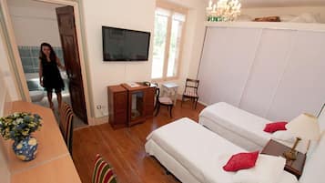Tabla de planchar con plancha, wifi gratis, ropa de cama