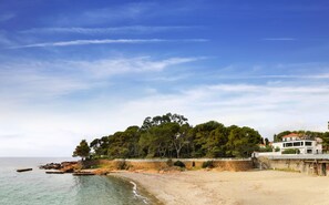 In Strandnähe, weißer Sandstrand