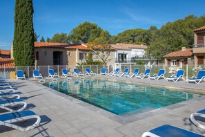 Piscine extérieure (ouverte en saison), chaises longues