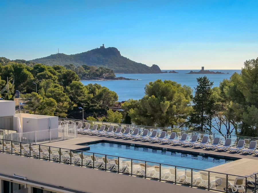 En sÀsongsöppen utomhuspool och solstolar