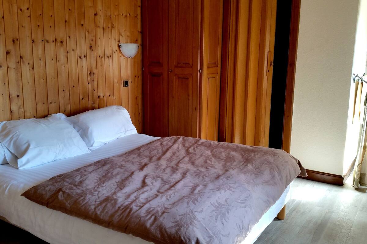 cots/infant beds, free wifi