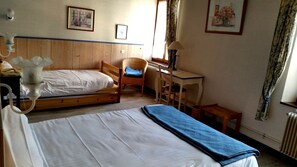 Standard Triple Room | Cots/infant beds, free WiFi - Hôtel Aux Deux Clefs (Liepvre)