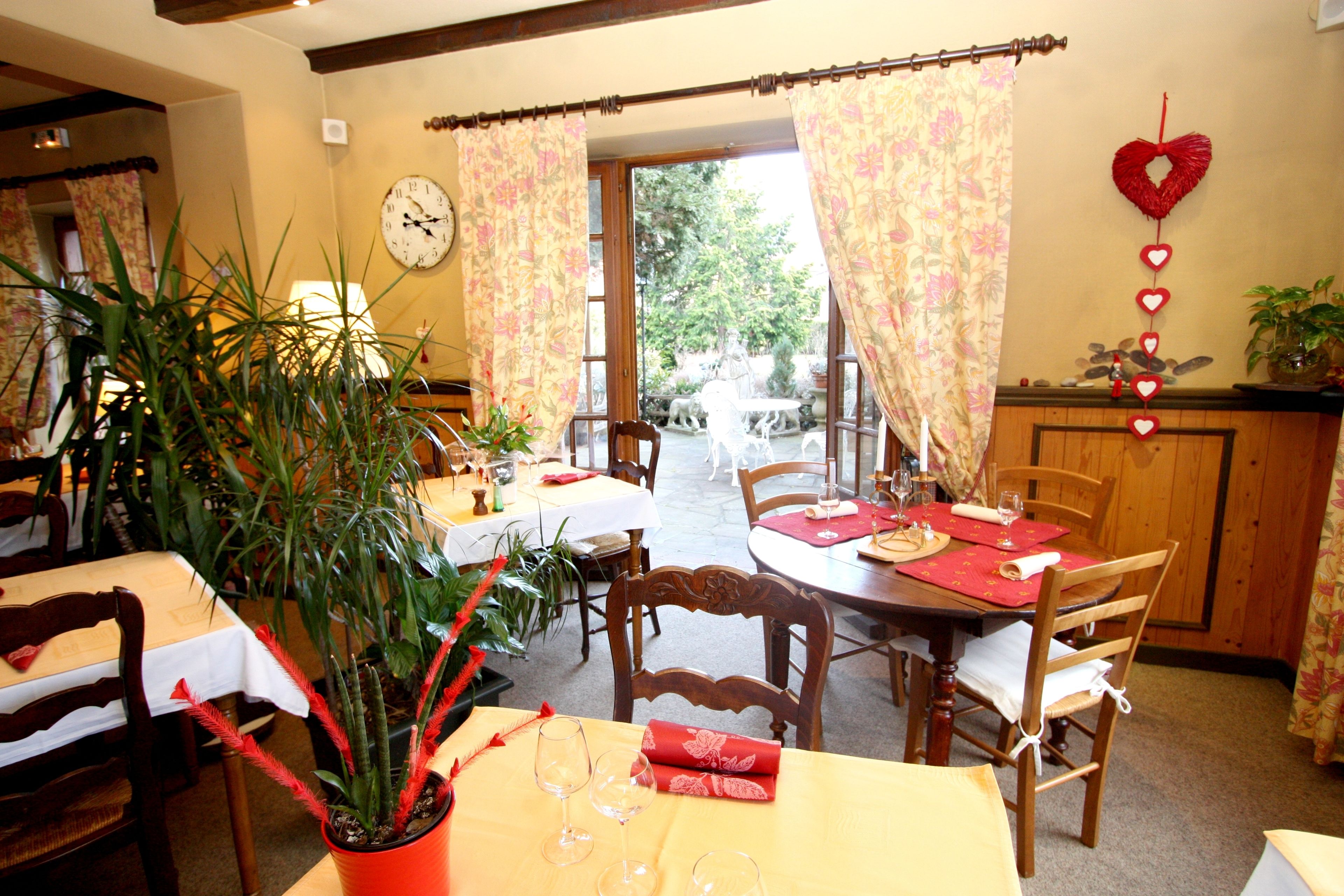 Déjeuner et dîner servis sur place, spécialités Cuisine française