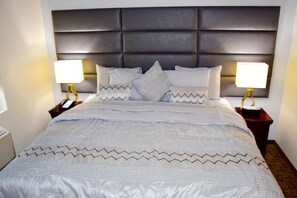 In-room safe, iron/ironing board, free WiFi, bed sheets - Giorgio Hotel (Long Island City)