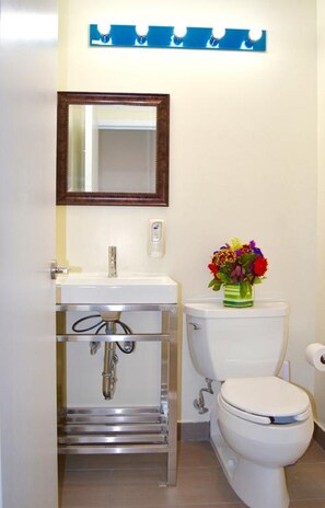 Shower, free toiletries, towels - Giorgio Hotel (Long Island City)