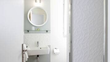 Phòng đôi tiện nghi đơn giản | Phòng tắm | Khăn tắm