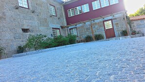 Un bâtiment en pierre avec une partie supérieure rouge et de nombreuses fenêtres.