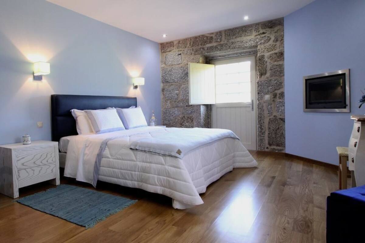 Double Room (Azul) | Soundproofing, cribs (surcharge), WiFi (free)