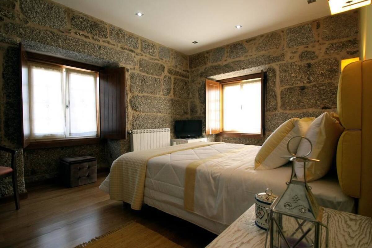 Chambre Double (Amarelo) | Chambres insonorisées, lits bébé (en supplément), Wi-Fi gratuit